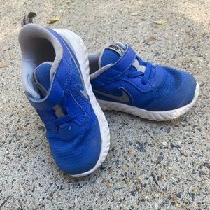 Nike toddler 8 blue revolution
